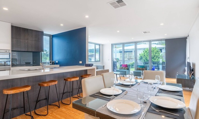 Berry House | Berry Hills Escape - Pet Friendly Home with Views of the Escarpment