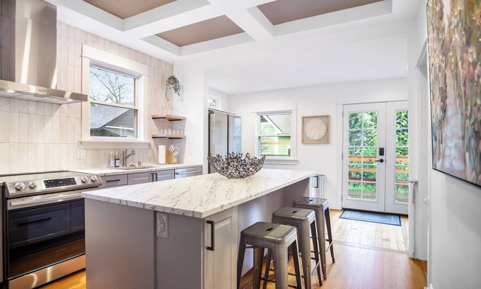 Sabin House | Best Area + Beautiful 5-Bedroom Farmhouse + Oregon Themed + Serene Backyard