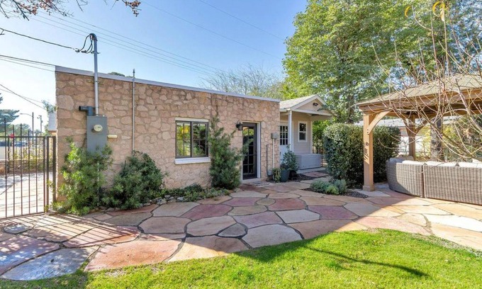 Encanto House | Best Little Guesthouse in Melrose! New Listing!