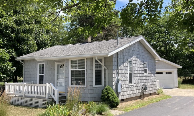 Manistee House | Best of Both Worlds! 5th Avenue Beach and Downtown Within Walking Distance!