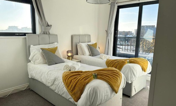 Southampton City Centre Apartment | BEST PRICE! - HUGE 3 Bed 2 Bath City Centre Newly Refurbished Apartment, Up to 7 guests - FREE SECURE PARKING - SMART TV - SINGLES OR KING SIZE BEDS