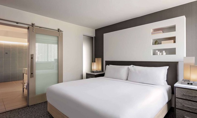 Downtown Chicago Hotel | Best Value, Quality Stay! Pets Allowed, Close to Chicago Riverwalk and The Cove