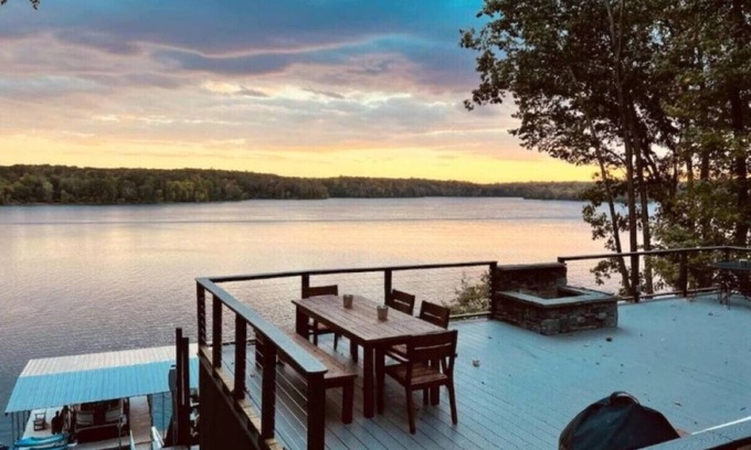 Winchester Apartment | Best Views on Lake, TIki Hut, Boat Rental