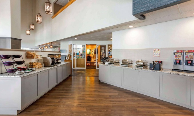 Paradise Hotel | Best Western Plus Revere Inn & Suites