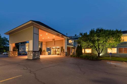 South Burlington Hotel | Best Western Plus Windjammer Inn & Conference Center