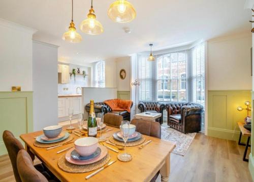 Harrogate City Centre Apartment | Betty's Townhouse- Luxury 2 Bed Appt With Parking