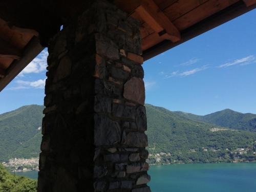 Carate Urio House | Between mountains and lake