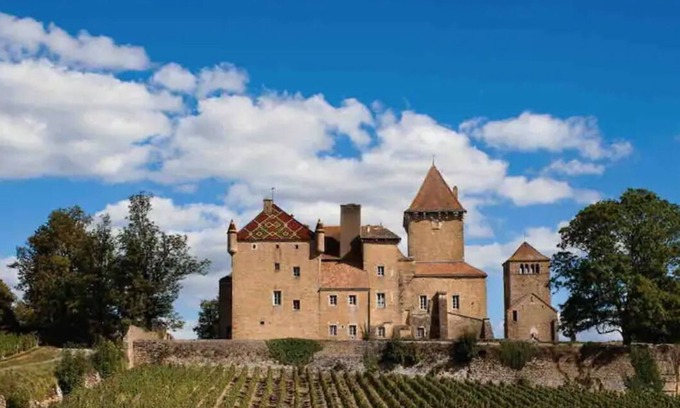 La Roche-Vineuse Apartment | Between rocks, vines and castles