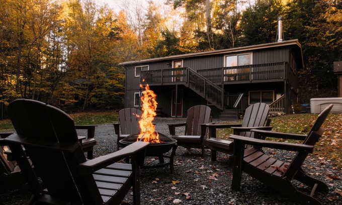 Warren House | Between the Pines-Hot Tub Bliss🎿Game Room, Firepit & Pet Friendly!