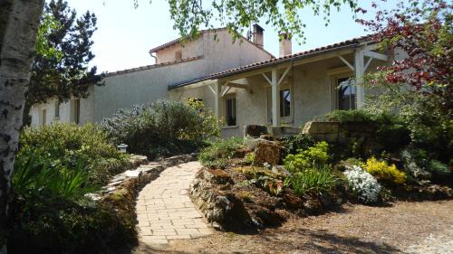 Jonzac Bed & Breakfast | Bienvenue à la Frémigère