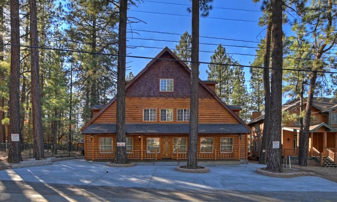 Summit Estates Cabin | Big 10 Luxury Cabin with HotTub