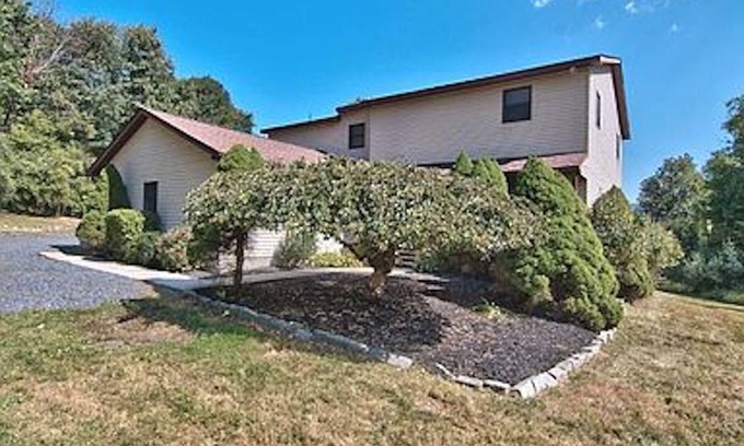 Saylorsburg House | Big and Spacious 4 bed, 4 bath near Camelback. HOT TUB, PRIVATE OUTDOOR POOL