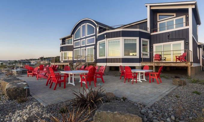 Waldport House | Big Blue, 13 Steps to the Beach, Guest House, Game Room, Oceanfront, WiFi, Hot Tub