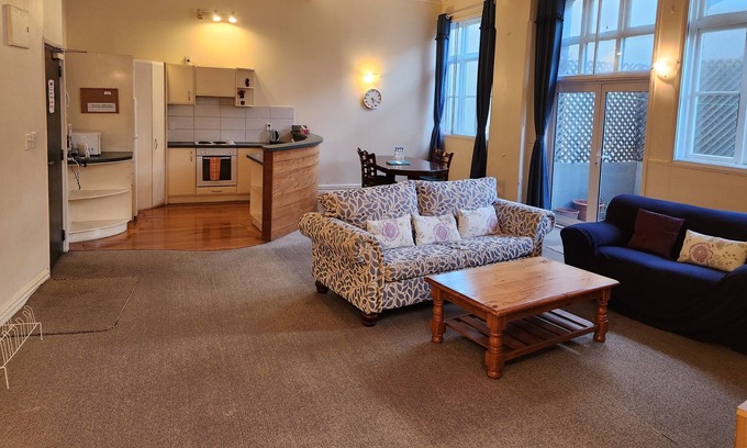 Te Aro Apartment | BIG Living room, No. 1 Location in CBD & Free Parking