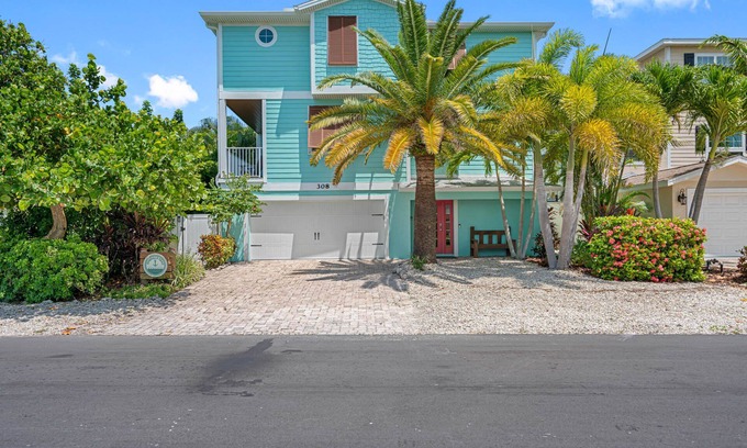 Holmes Beach House | Big Luxury 6 bdrm, Pool, Spa, Bikes, Kayak, Reviews, Beach!