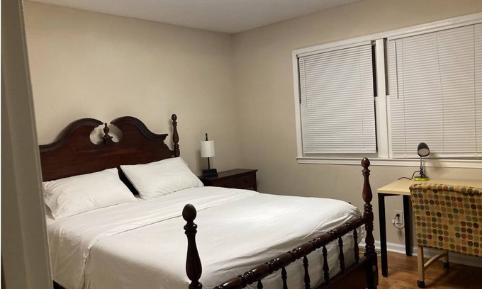 Southwest Raleigh House | big parking -2-bedroom with AC and WiFi in brilliant Raleigh