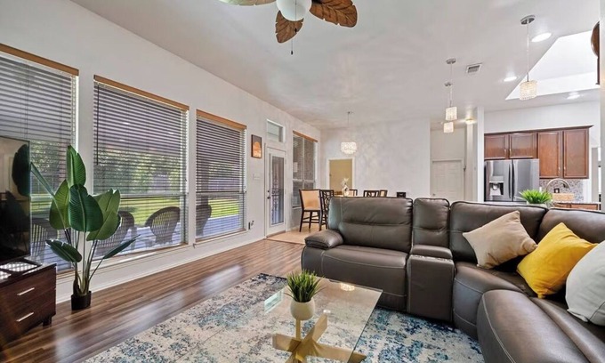 Southeast Arlington House | Big private yard, King bd, near lake & major hwy