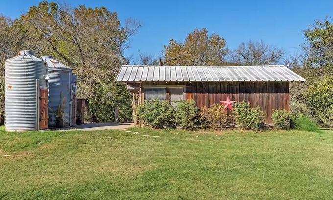 Waco Cabin | Big Rocks on the Brazos River Retreat