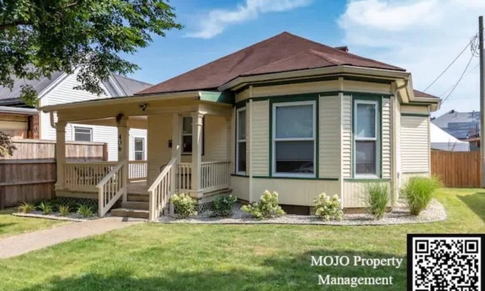 Bloomington House | BIG Woods BNB-406-4 queen suites/4bath