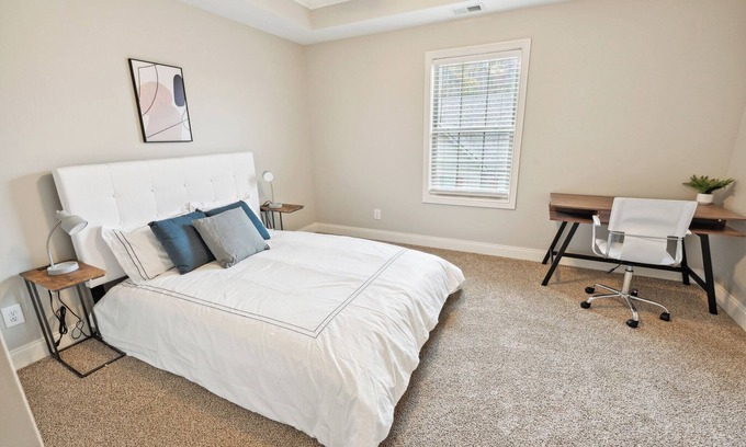 Clarksville Apartment | Biltmore Luxur 1513 #2 Townhomes l 2Bd 2 Bth