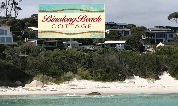 Binalong Bay Cottage | BINALONG BEACH COTTAGE Beachfront Next door to restaurant. King Bed for couples