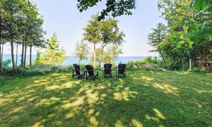 Ashfield-Colborne-Wawanosh Cottage | Birch Beach Lake House-Hottub Sauna Lake Access