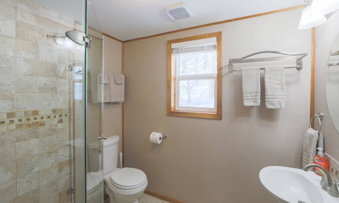 Talkeetna Cabin | Birch Cabin Ensuite with Shower-Queen