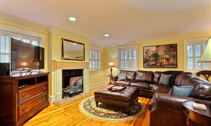 Historic Downtown Savannah House | Bird Baldwin Magnolia Suite