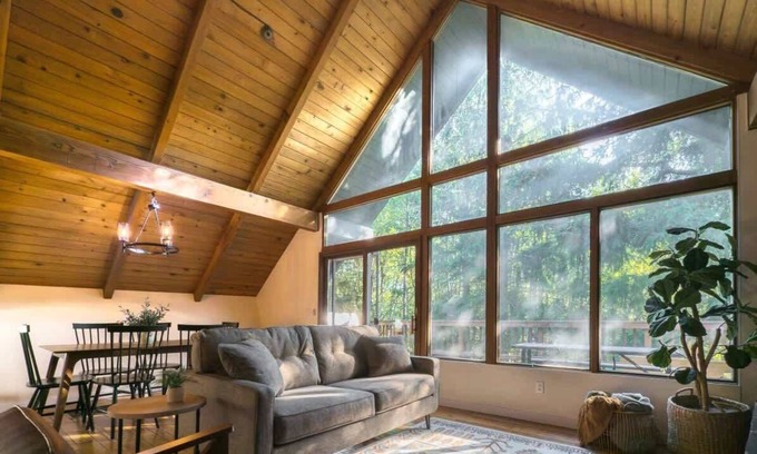 Bird Creek Cabin | Bird Creek Chalet - 1 mile from Salmon Fishing!