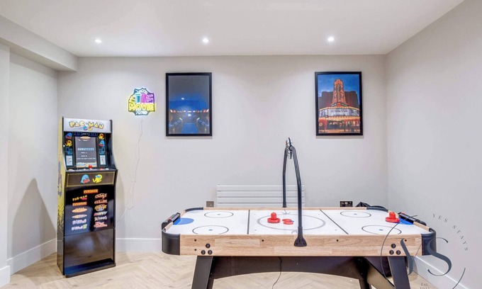 Birmingham City Centre Apartment | Birmingham 4BR Penthouse – Wi-Fi + Games
