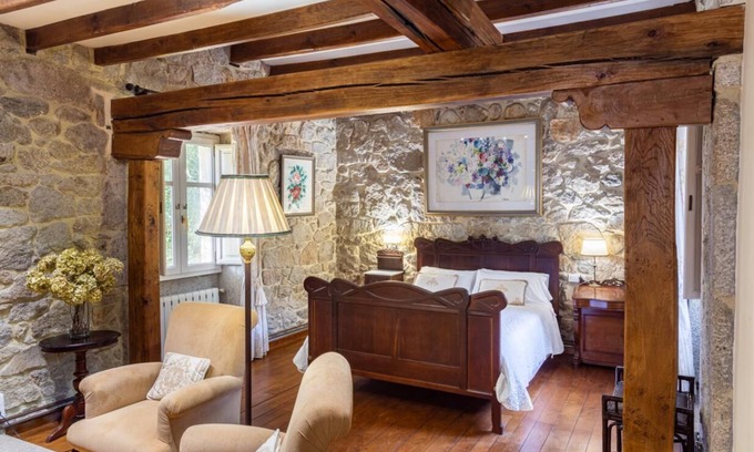 Puebla del Caraminal Bed & Breakfast | Bisavoa: special suite with furniture over 300 years old