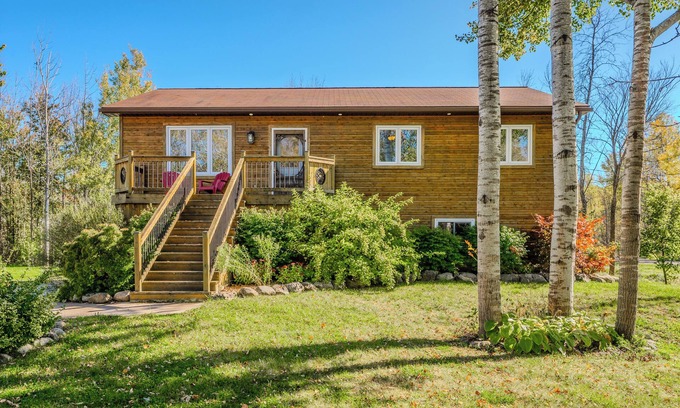 Miller Lake Cabin | Black Bear Cottage - Cozy 4-Season Cottage w/Hot Tub