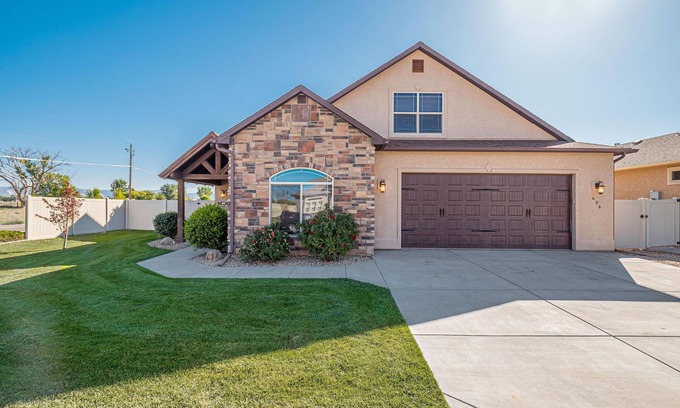 Fruita House | Black Bear II: Fire Pit, Bikes & King Suites