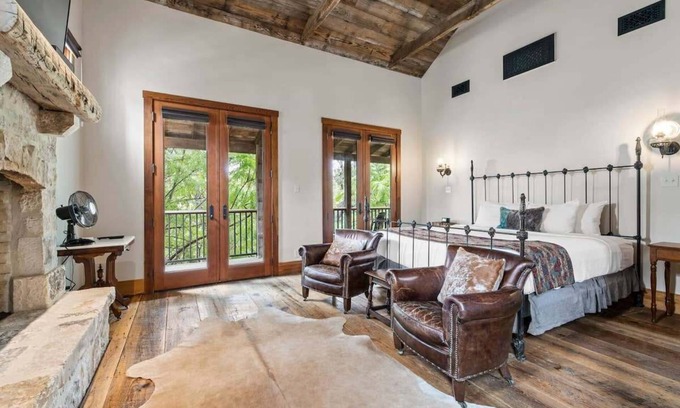 Fredericksburg Cabin | Blacksmith Quarters: The Carl Cottage|DT|Hot Tub