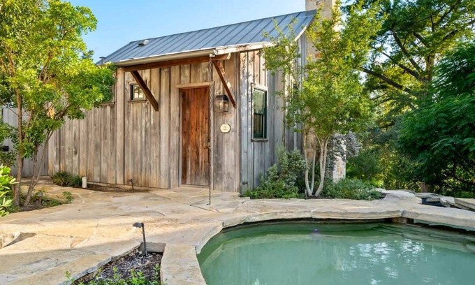 Fredericksburg Cabin | Blacksmith Quarters: The Max Cottage|Hot Tub