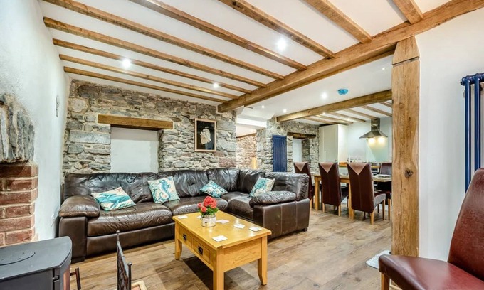 Pembroke Cottage | Blacksmiths Cottage - sleeps 6 guests in 3 bedrooms