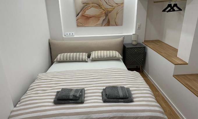 Schierstein Apartment | BLISS - Arbeitsplatz, Docking Station, Netflix