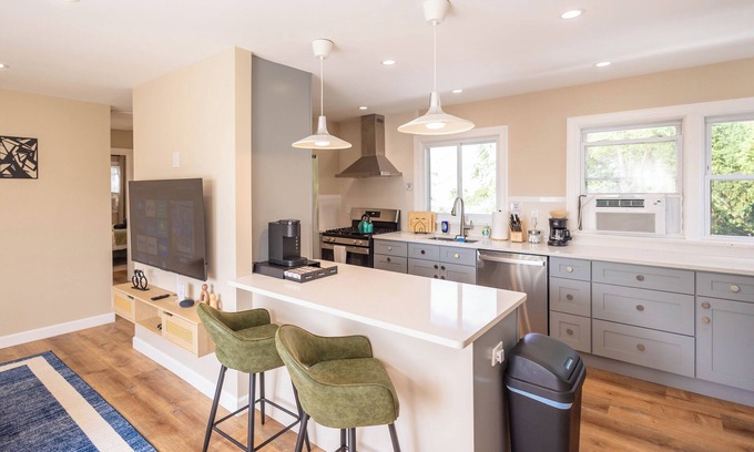 Bloomfield Apartment | Bloomfield 2 Bed, Laundry In-Unit, Pets OK, Parking, Separate Entrance, Safe