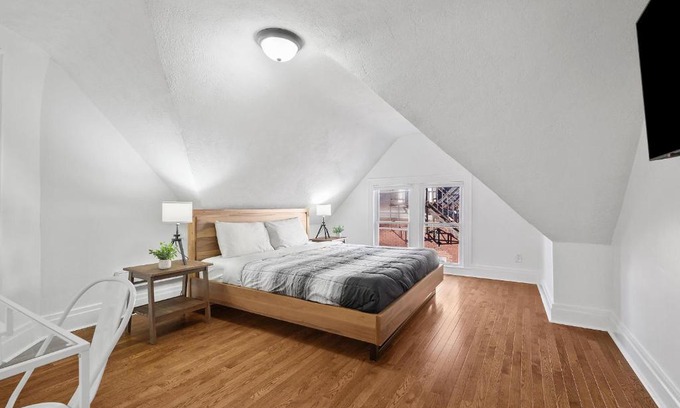 Bloomfield House | Bloomfield/Shadyside @K Spacious & Unique Private Bedroom with Shared Bathroom