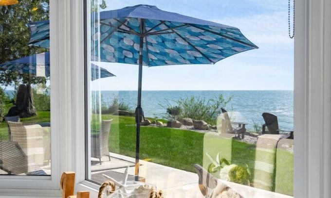 Leamington House | Blu on the Lake - 3 bedroom, 2 Bath Luxurious Cottage on Lake Erie