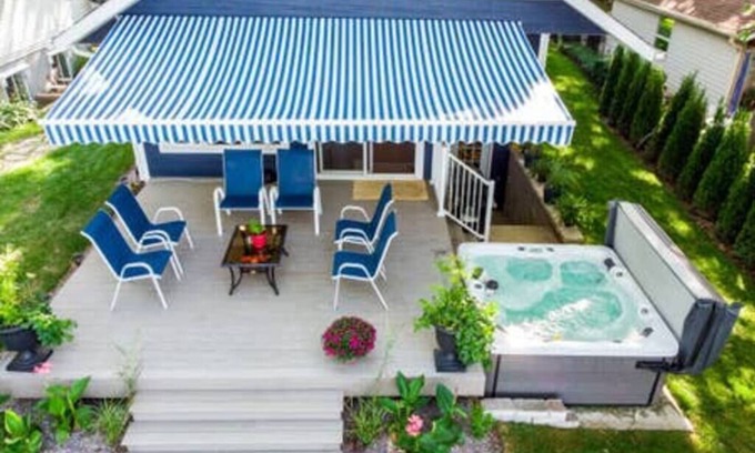 Tichigan House | Blue Fish Cottage-Hot tub, Kayaks, Ice Fishing