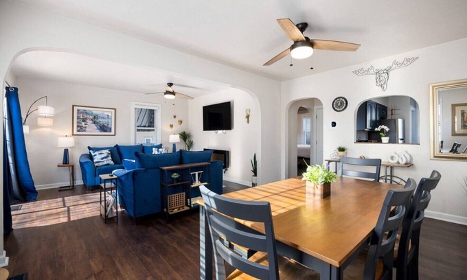 Peoria House | Blue Haven Cottage | Spacious 2BD in the Heights