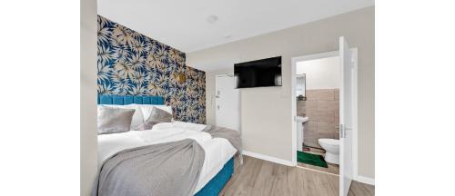 Haringey Apartment | Blue Horizon: Captivating Studio Cityscape