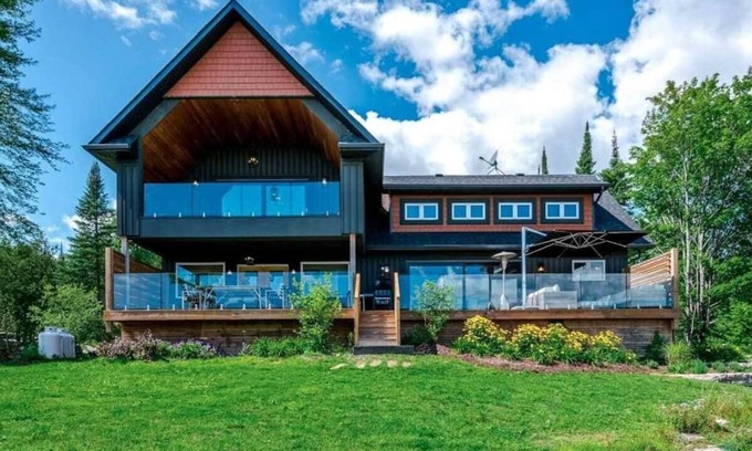 Bobcaygeon House | Blue Horizon Retreat on Little Bald Lake – 5BR Waterfront Cottage