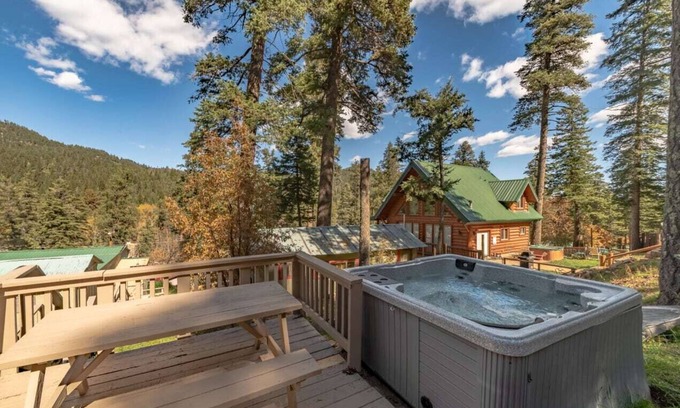 Ruidoso Cabin | Blue Jay: Cute, Rustic 2 Bedroom in the Upper Canyon!
