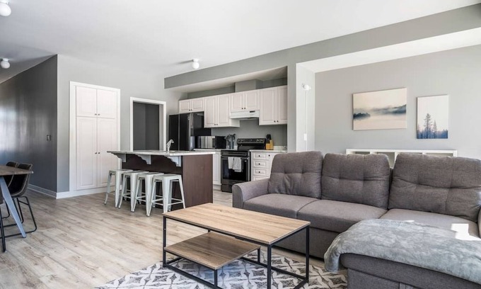 The Blue Mountains House | Blue Mountain Village Townhome 3 Bedroom w Shuttle