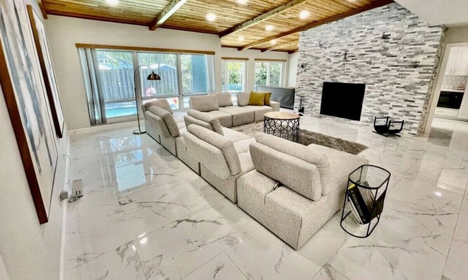 Fort Lauderdale House | Blue Oasis. Centrally located home with heated pool in Dania Beach