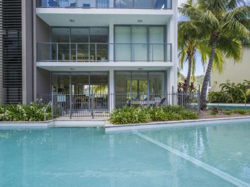 Nelly Bay Apartment | Blue on Blue Apartment 1011