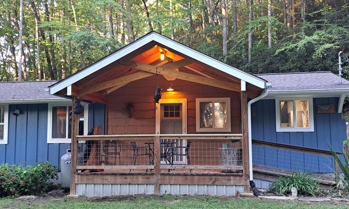Penrose Cottage | Blue Smoke Cottage - Comfortable Cottage in the Mountains - Hot Tub - Fireplace