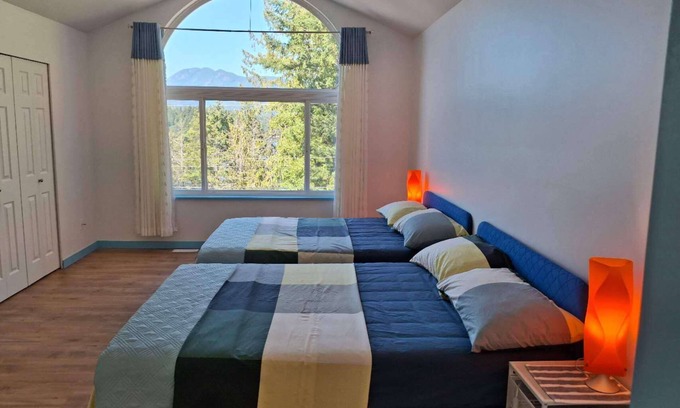 Sechelt House | Blue Villa by the Sea